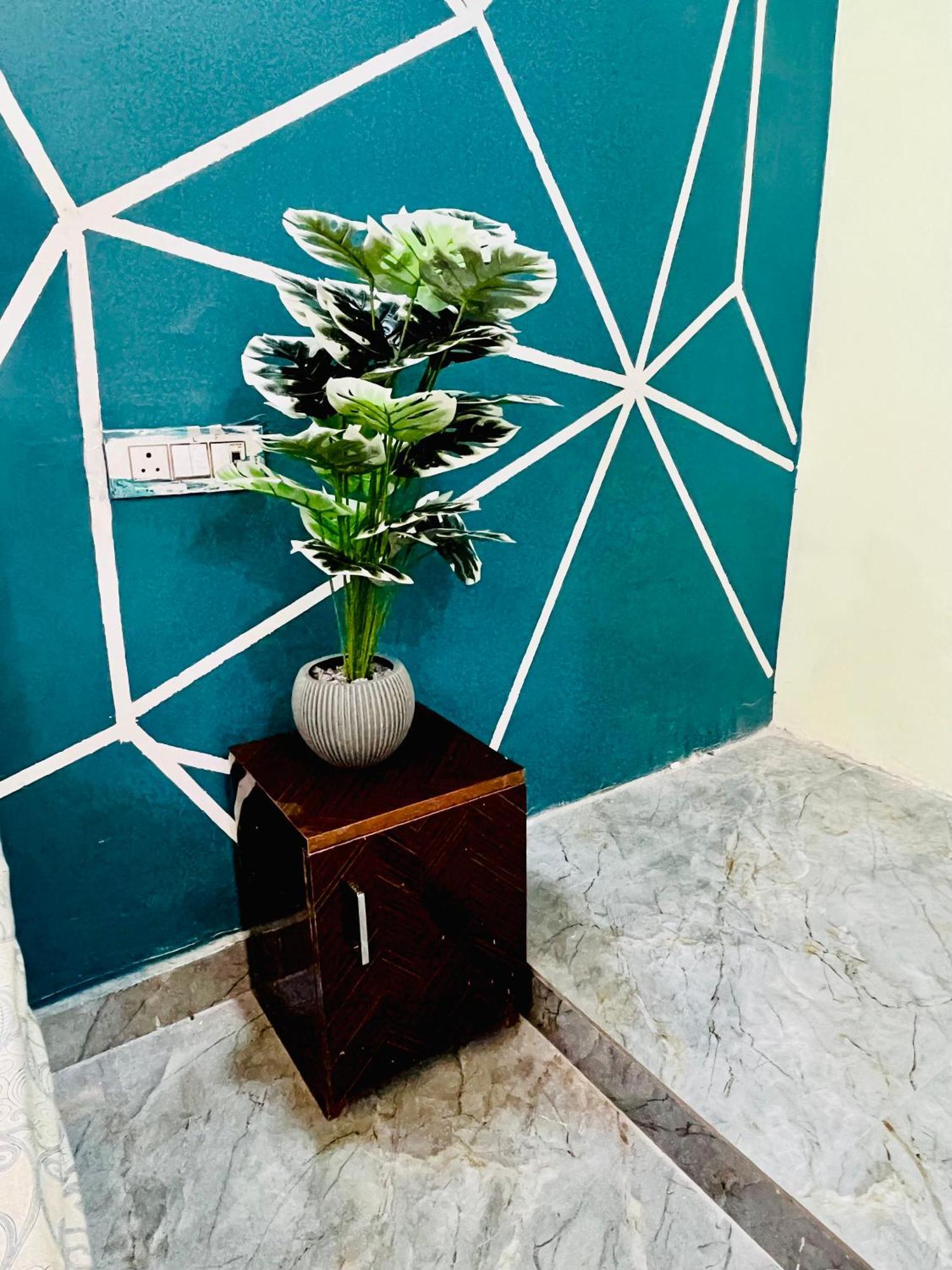 Amrit Residency- 5 Mins From Prem Mandir And Iskon Temple *