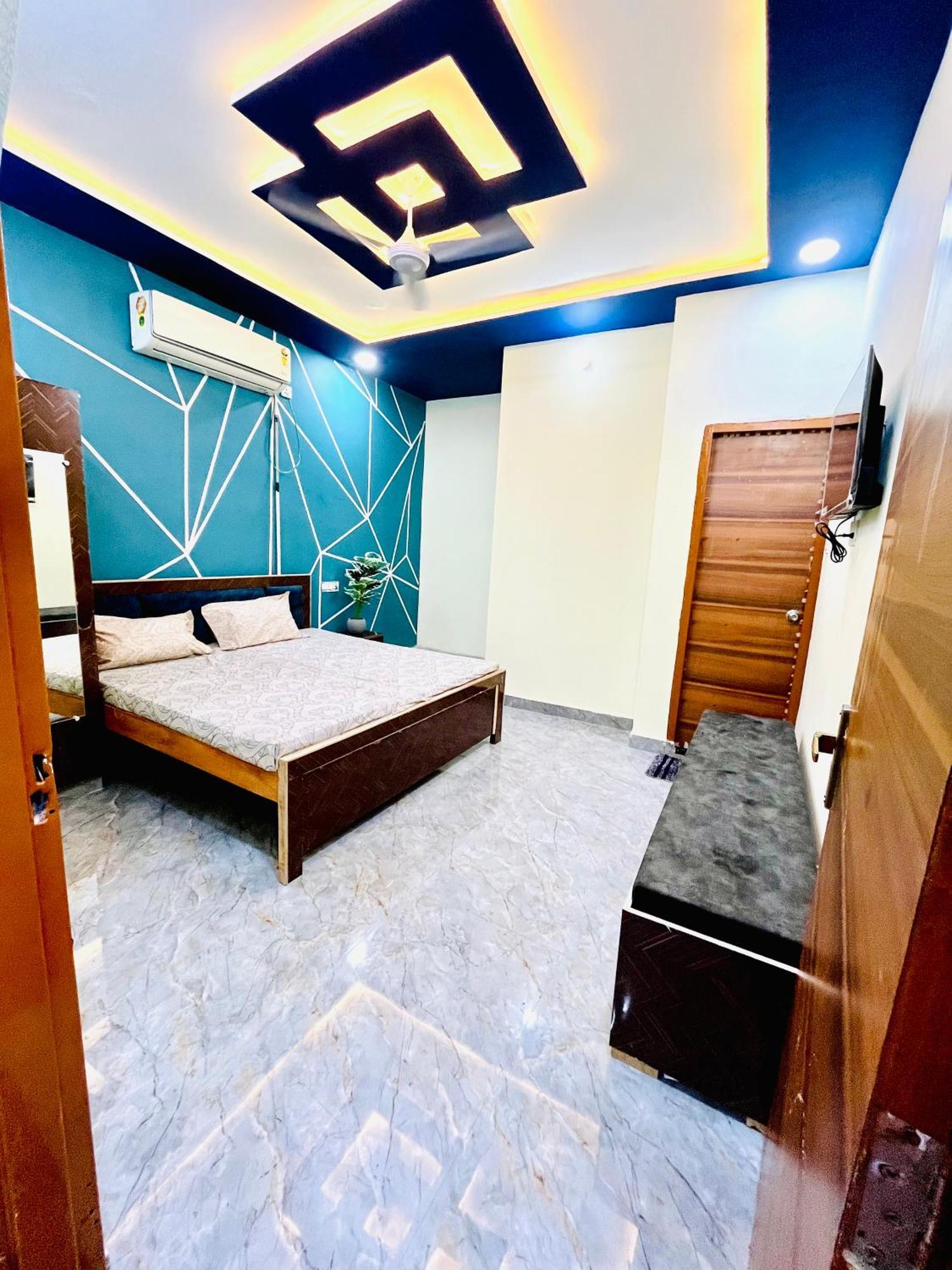 Amrit Residency- 5 Mins From Prem Mandir And Iskon Temple Homestay