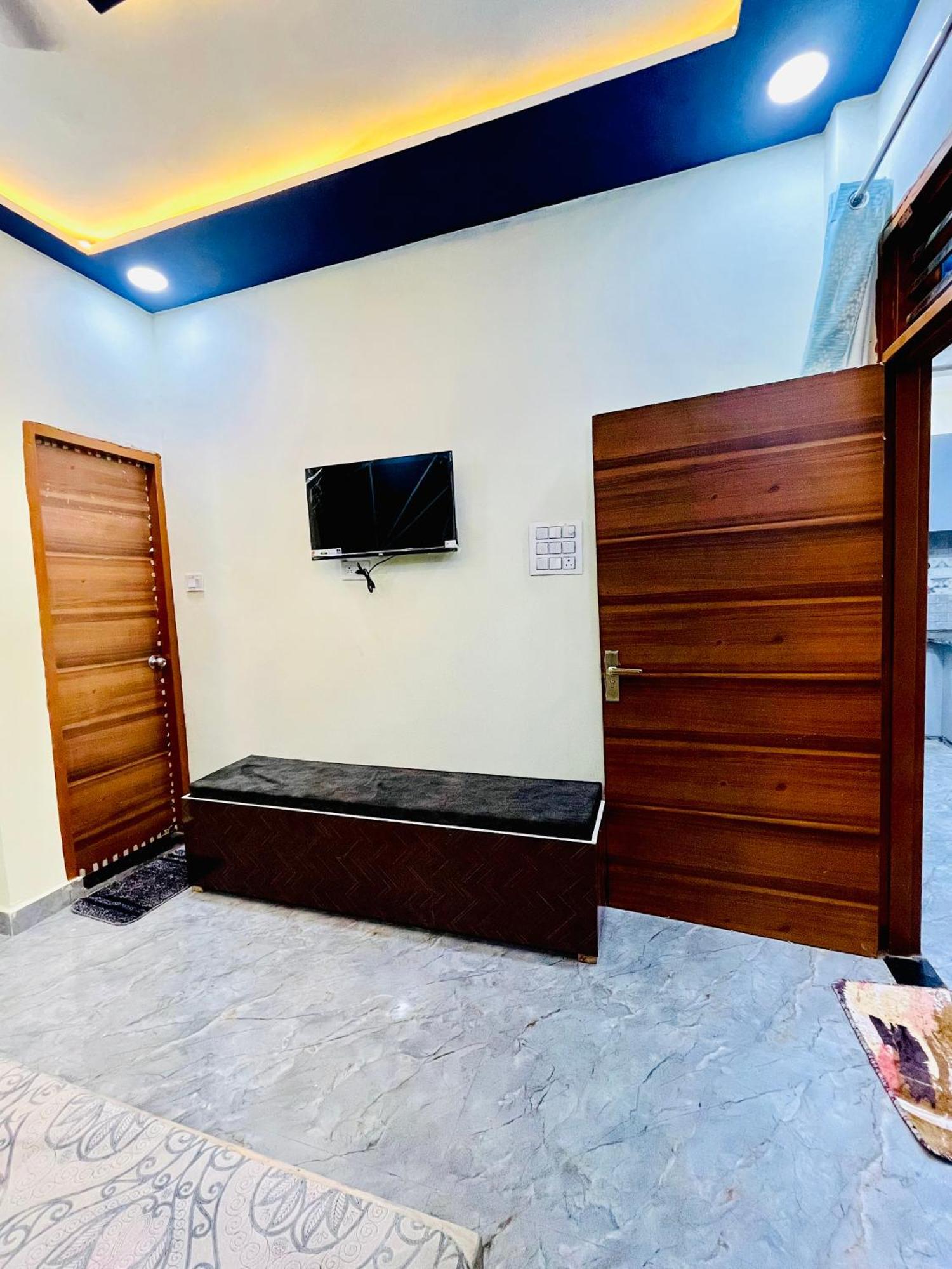 Homestay Amrit Residency- 5 Mins From Prem Mandir And Iskon Temple *