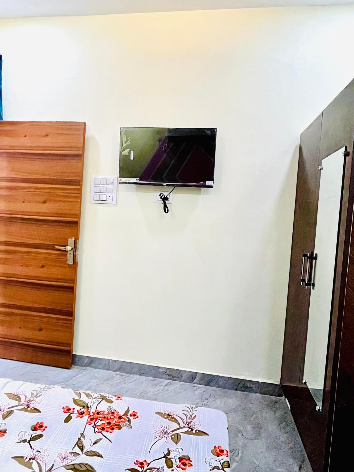 Amrit Residency- 5 Mins From Prem Mandir And Iskon Temple *