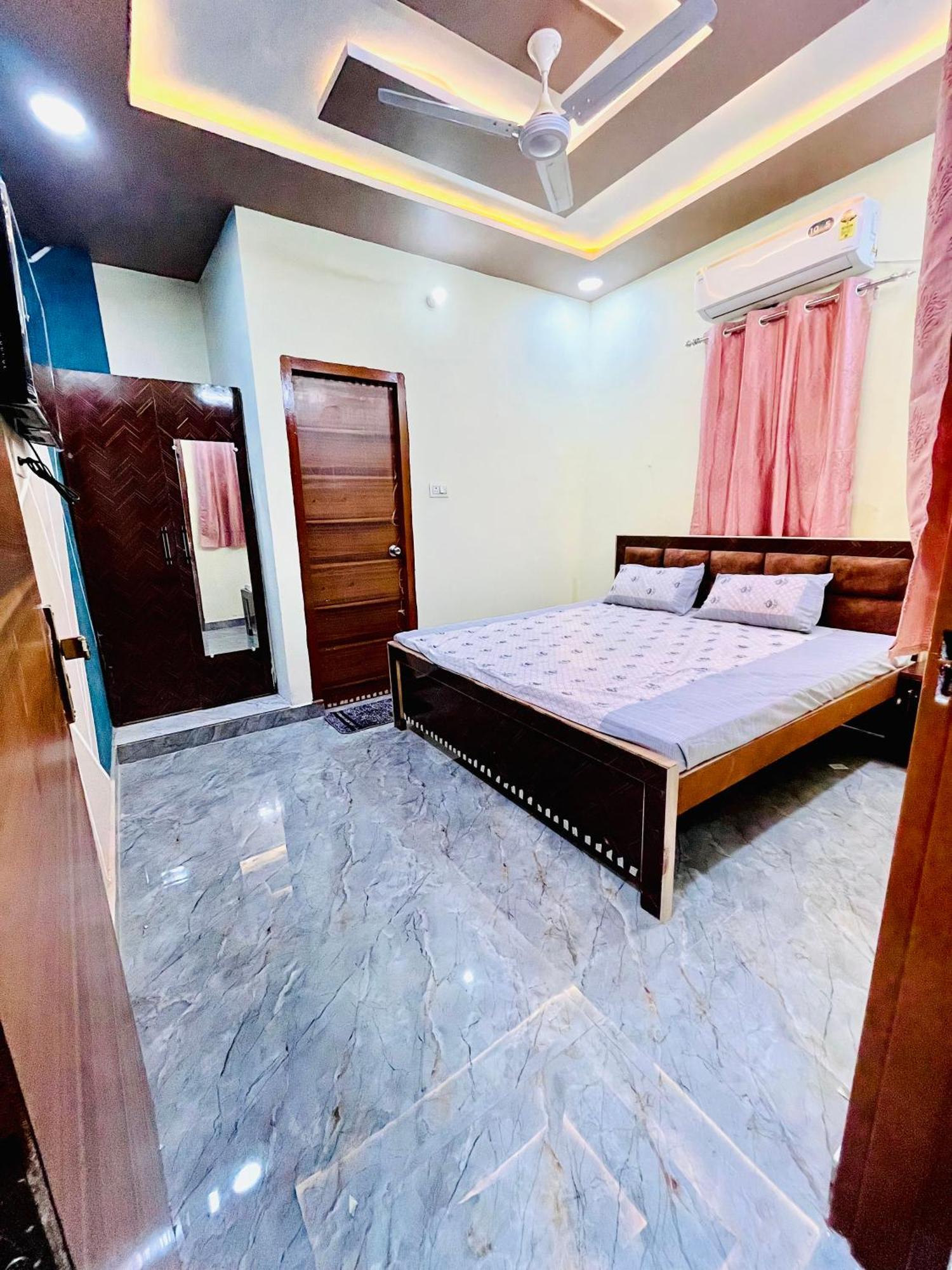 Homestay Amrit Residency- 5 Mins From Prem Mandir And Iskon Temple *