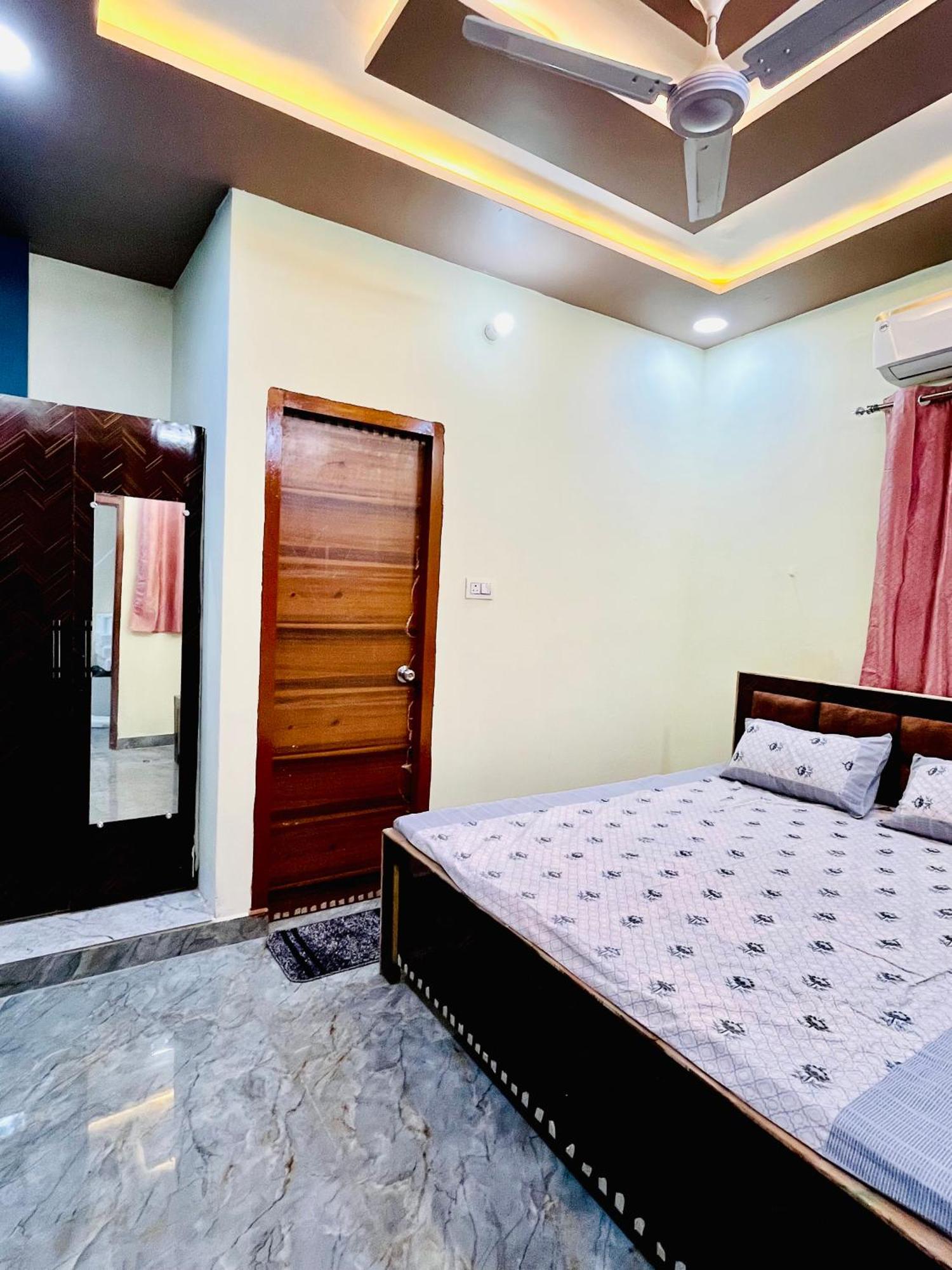 Amrit Residency- 5 Mins From Prem Mandir And Iskon Temple Vrindavan