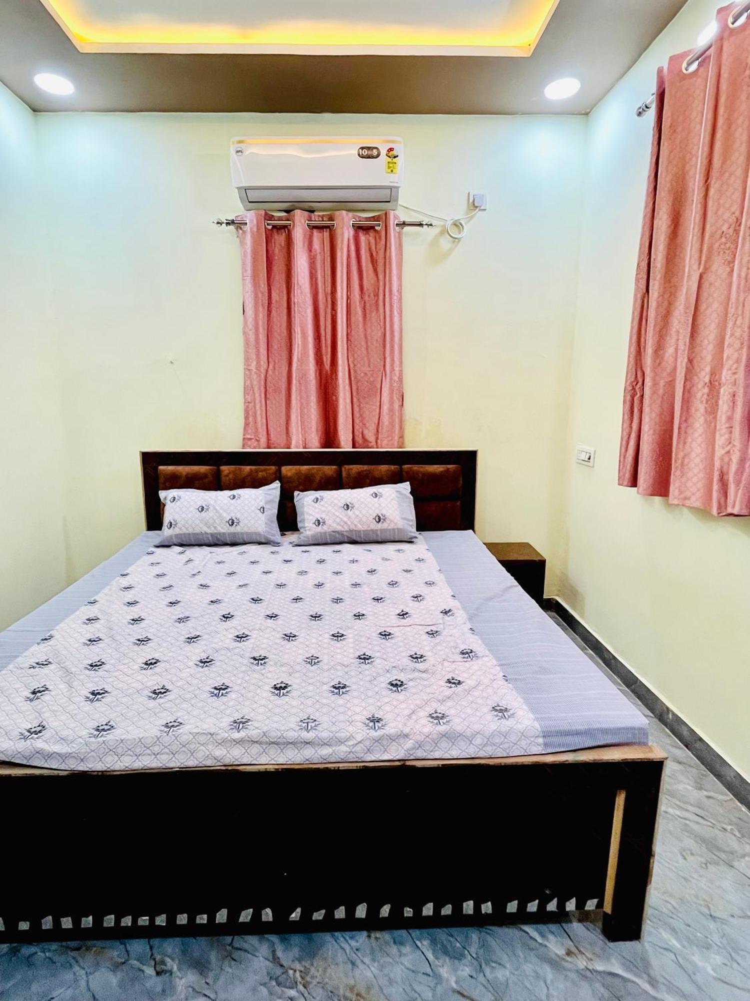 Amrit Residency- 5 Mins From Prem Mandir And Iskon Temple Homestay *